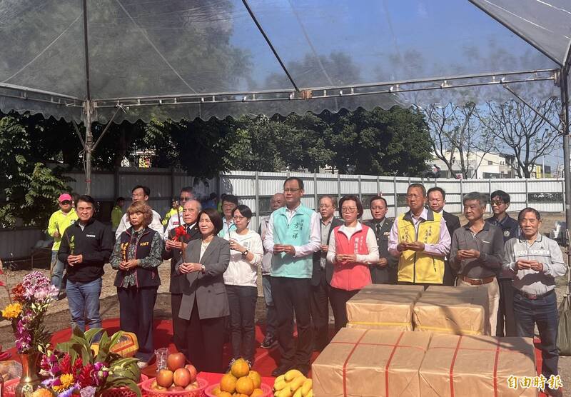 屏县建国消防分队办公厅舍新建工程动土祈福。（记者罗欣贞摄）