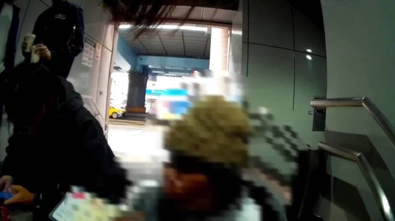 警方趁诈团陈姓女车手再次现身准备领取五十万元款项时当场逮人。（记者郑景议翻摄）