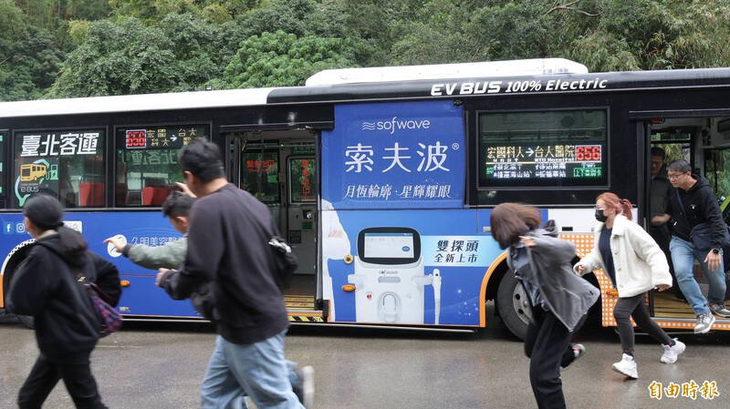 新北市府与台北客运今进行公车紧急状况演练，车内乘客遇持刀挟持，驾驶开门让乘客紧急逃难。（记者黄政嘉摄）