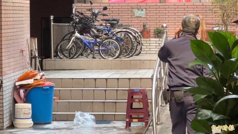 台南东区民宅惊传姊弟恋冲突命案，女遭男友泼酸受伤；男子疑持刀自戕伤重不治，两人都被救护车送医。（民众提供）