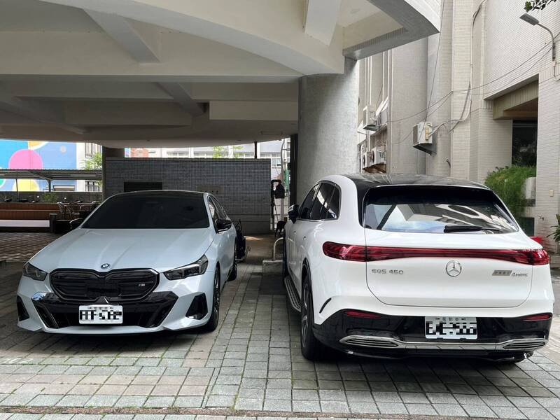 调查局执行今年第4波扩大打诈同步专案，搜索现场查扣BMW及宾士名车。（调查局提供）