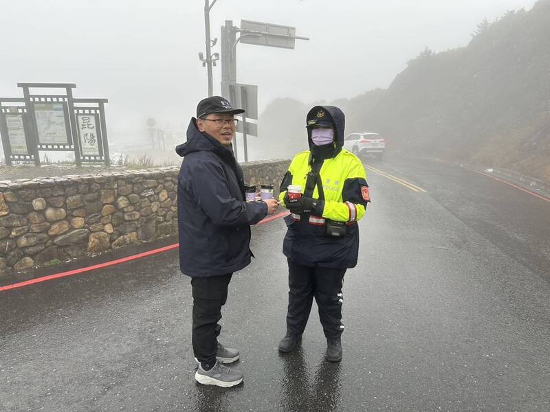 南投县警局仁爱警分局分局长董育男（左）带热饮慰劳萧姓女警。（警方提供）