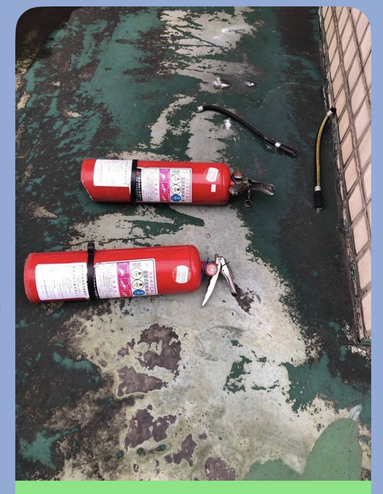 新北市板桥一处社区保全员竟跑到顶楼往楼下丢掷灭火器，还一连丢了8支，造成隔壁社区屋顶毁损。（记者吴仁捷翻摄）