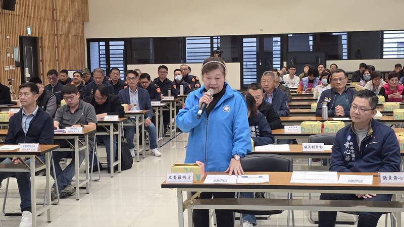 新北市警察局、北检今天共同召开新店「央北暨十四张重划区安全维护暨与民有约座谈会」，民代助理踊跃发言。（记者吴仁捷翻摄）