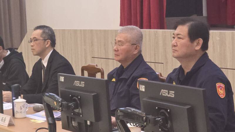 新北市警察局、北检今天共同召开新店「央北暨十四张重划区安全维护暨与民有约座谈会」，警察局长方仰宁（中）、副局长林武宏（右）等人主持会议。（记者吴仁捷翻摄）