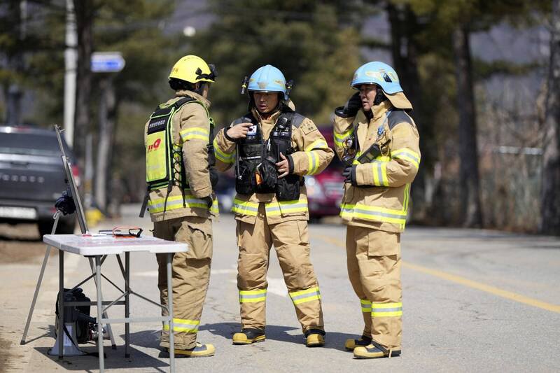 南韩首尔阳川区公寓保安抽烟引发火灾，使得52名住户送医、18辆车烧毁。南韩消防队示意图。（美联社）