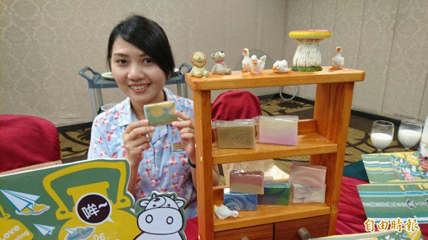 鲜奶手工皂在柳营牛奶节也提供体验活动。（记者杨金城摄）