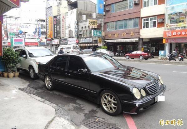 王妇妇人开车挡住车库出入口，拒不移车遭判拘30天。示意图非当事车辆（资料照）