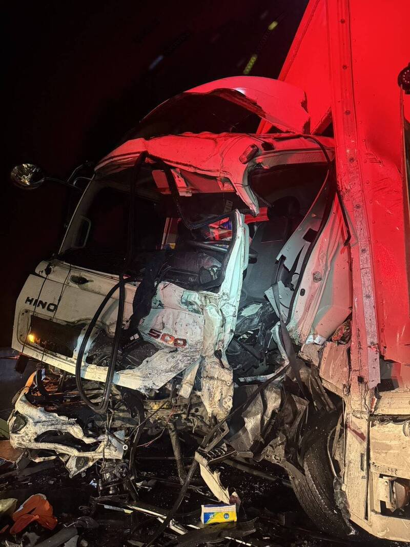 台2线78.9公里新北市瑞芳区水湳洞路段，今天凌晨发生货柜车与大货车对撞事故；由于撞击力大，2车车头严重变形。（记者林嘉东翻摄）