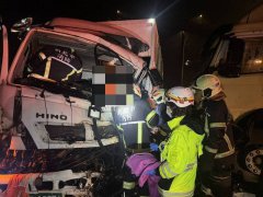 元旦凌晨台2线大货车、货柜车对撞  驾驶疑精神不济塞车3小时