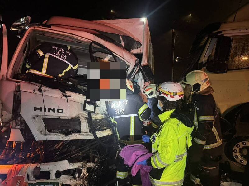 台2线78.9公里新北市瑞芳区水湳洞路段，今天凌晨发生货柜车与大货车对撞事故；由于撞击力大，2车车头严重变形。（记者林嘉东翻摄）