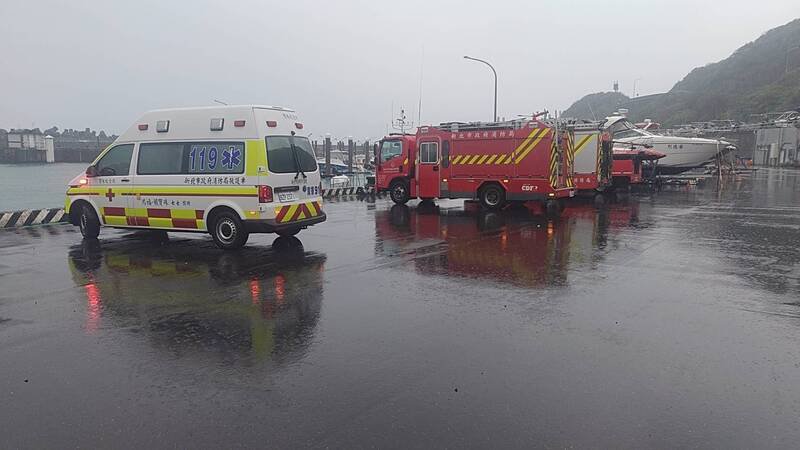 新北市贡寮区龙洞一支矶钓场元旦午后传出1名钓客被浪卷走意外，新北市消防局获报驰援，在龙洞海域搜救中。（记者林嘉东翻摄）