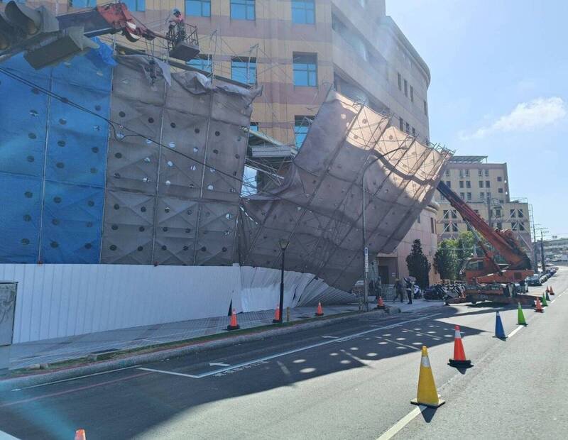 台中荣总工地鹰架因强风倒塌，中市府勒令停工限期改善。（市府提供）