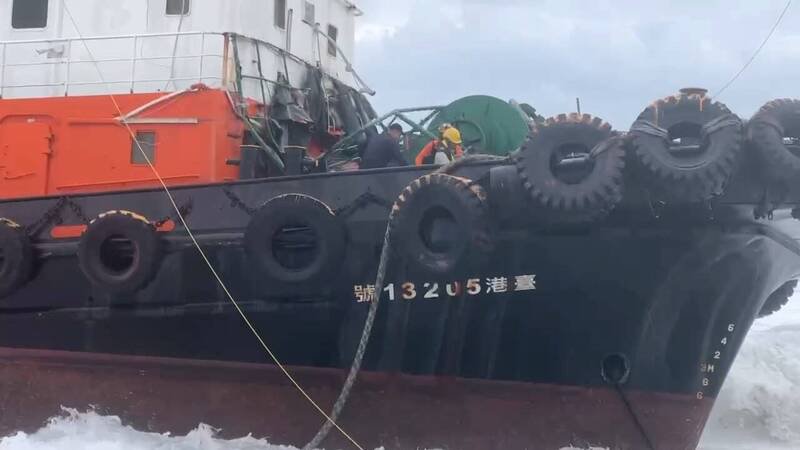 台船拖船上伤者由空勤吊挂上直升机。（民众提供）