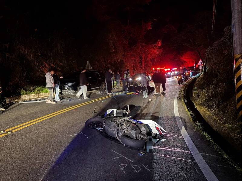 台18线85.4公里处清晨发生机车过弯自摔，连人带车滑到对向车道，与对向车辆碰撞事故。（竹崎警分局提供）