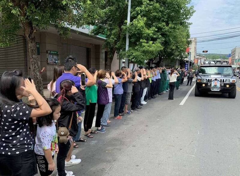 孙姓邮差出殡车队行经其生前服务的邮局，民众列队敬礼高喊「下班了！」（资料照）