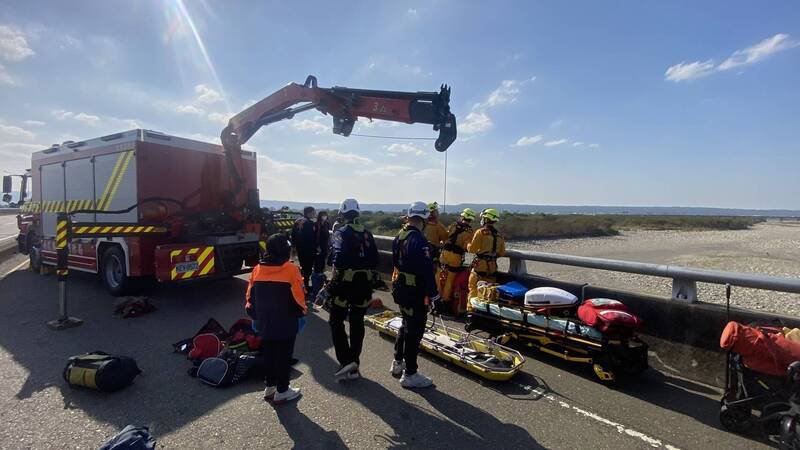 消防人员使用吊臂展开抢救。（民众提供）