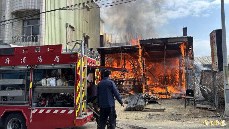 东山日照中心工地起火。（记者杨金城摄）