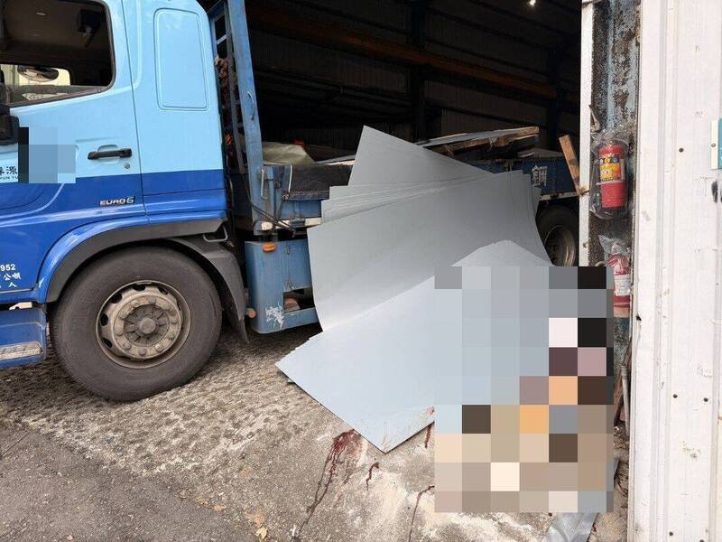 陈姓司机卸货时遭大型铁片重击，头颅破裂当场死亡，警方已封锁现场调查并通报劳检单位。（记者陆运锋翻摄）