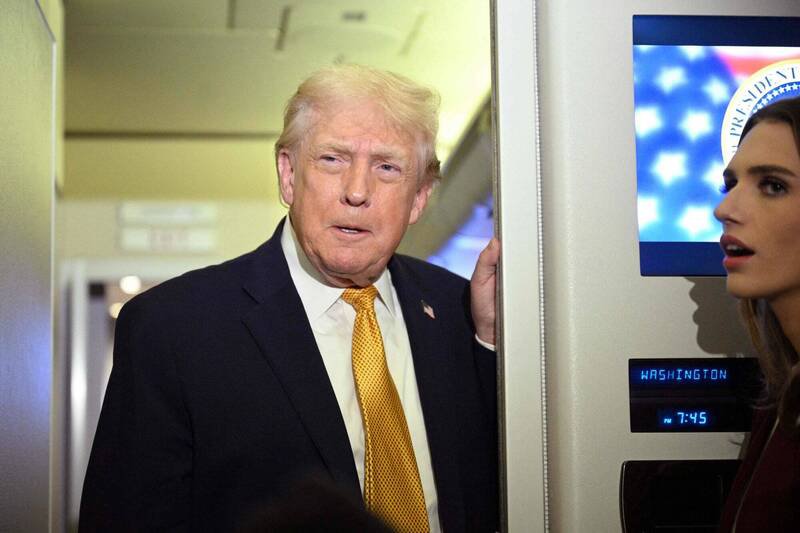 川普4日在空军一号接受访问时表示，受伤的士兵们状态十分良好，已向受伤官兵们致电慰问。（法新社）