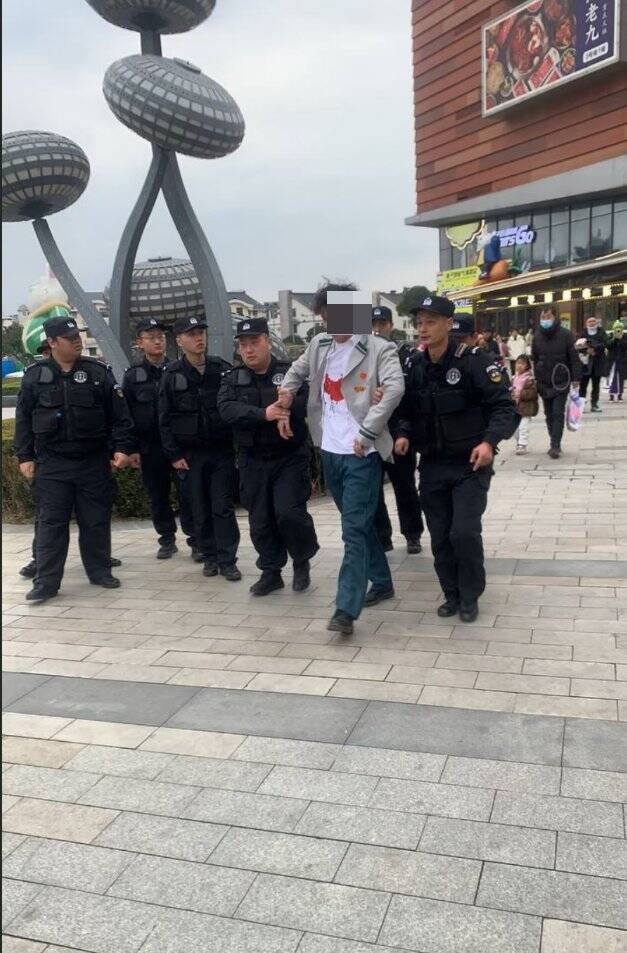 男子扮演「我的英雄学院」被抓，微博网友还指他是故意挑衅的「反华分子」，穿「没有台湾的中国地图」T恤。（撷取自「李老师不是你老师」X平台）