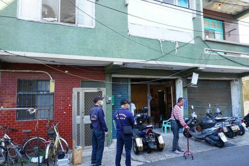 贾姓男子在台南仁德区成功一街住处（持手杖男的后方民宅）二楼房间，遭甫出狱借住的友人陈明顺拿菜刀猛砍头部九刀以上，贾男伤势拖延十多天未就医伤重不治。（图：民众提供）