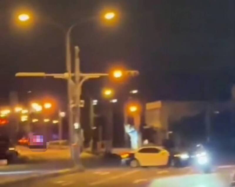 17岁少年元旦凌晨马路危险驾驶无视警笛，警方送罚单、移交少年法庭当「新年礼物」。（取自社会事新闻影音）