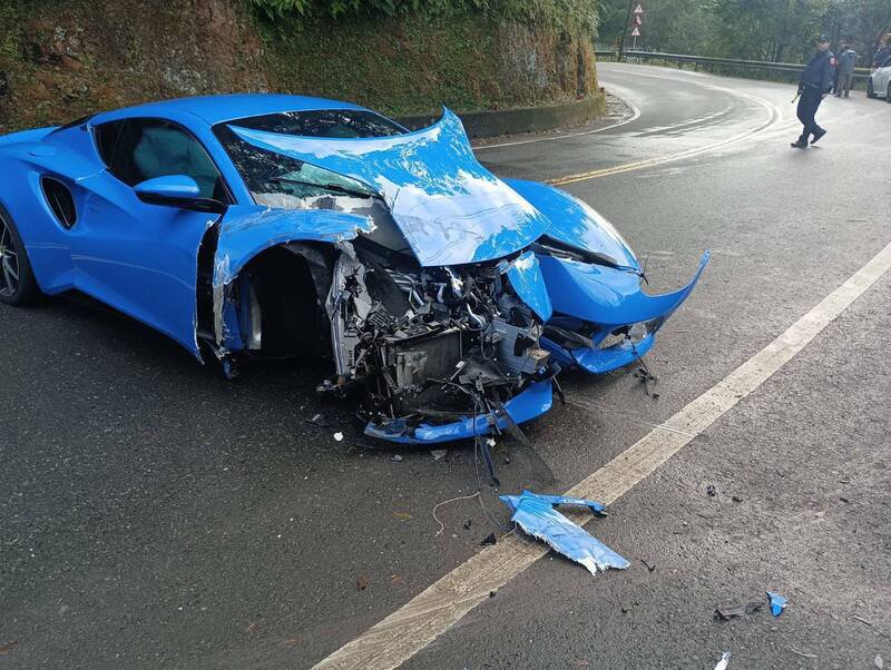 车辆失控撞上护栏，车头外壳严重毁损，现场零件散落一地。（记者郑景议翻摄）