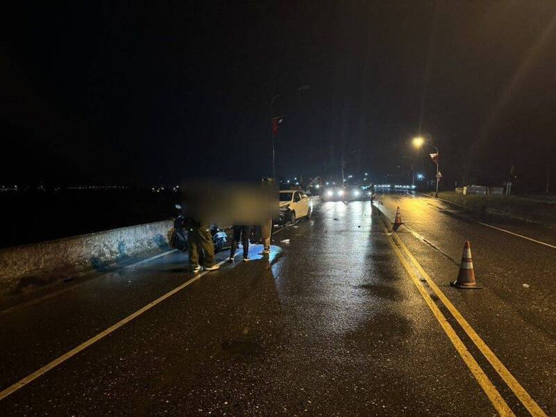 花莲玉里镇乐合溪桥南端昨晚车祸，机车骑士因自摔滑到对面南下车道，遭迎面而来的轿车撞击，头部重伤送医不治。（警方提供）