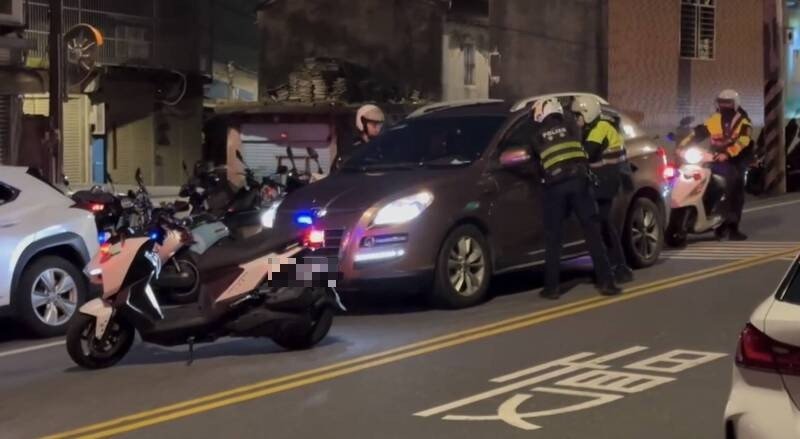 警方拦查4名失联移工，出动7名警力在中坜区兴仁路二段将其逮捕。（ 摘自Threads网页）