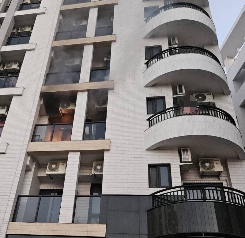 台南新市1栋7层楼住宅的3楼发生火警，3名女子一度受困阳台，由消防人员救出。（读者提供）