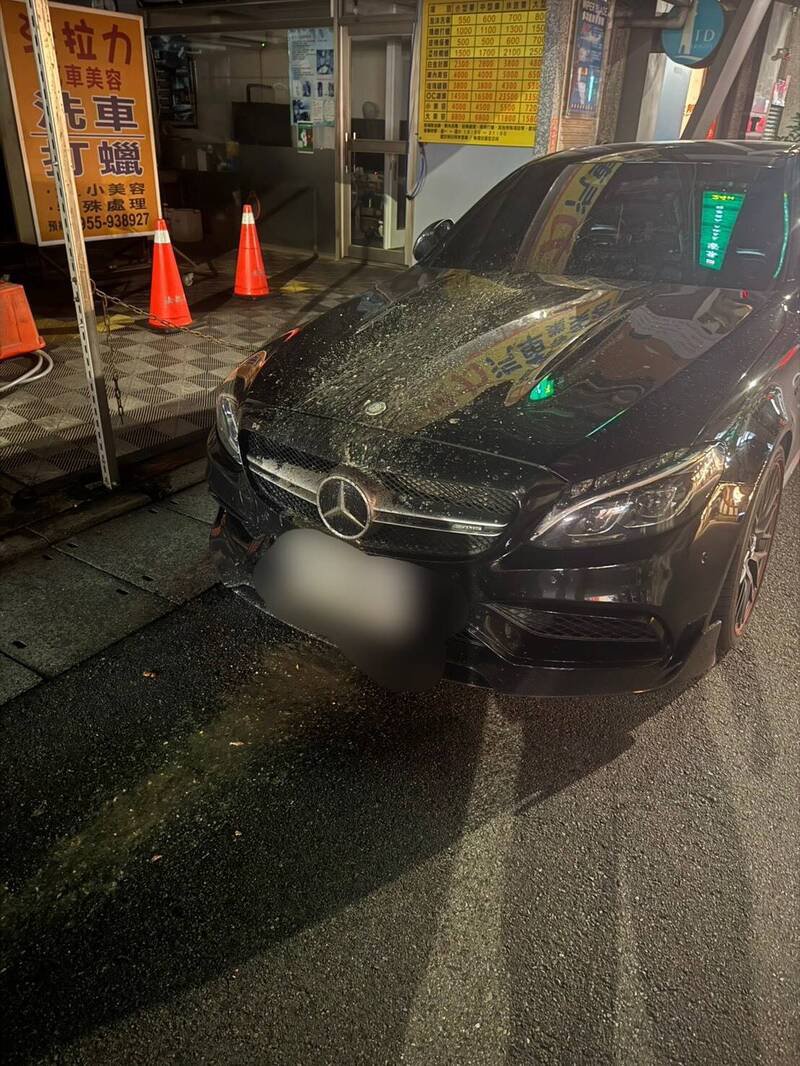 丁男轿车被泼洒不明秽物。（记者王冠仁翻摄）