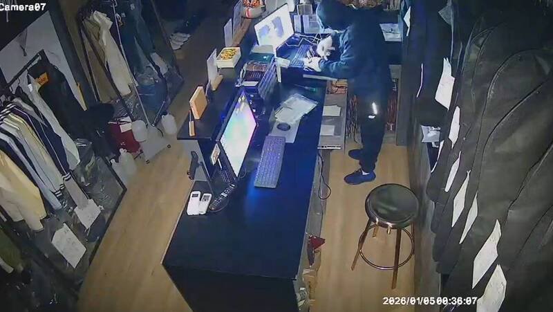 窃贼进入店内偷钱。（记者王冠仁翻摄）