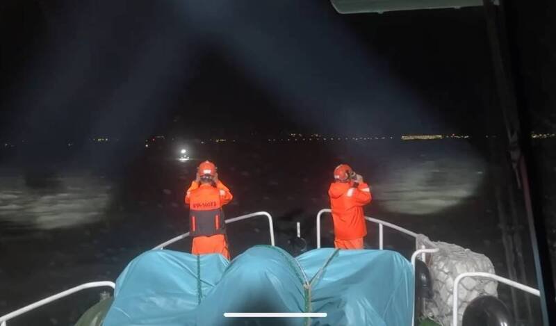 金门海巡队派出人、船协寻。（金门海巡队提供）