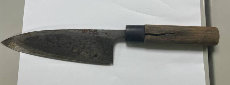 警方查扣生鱼片刀。（记者陆运锋翻摄）