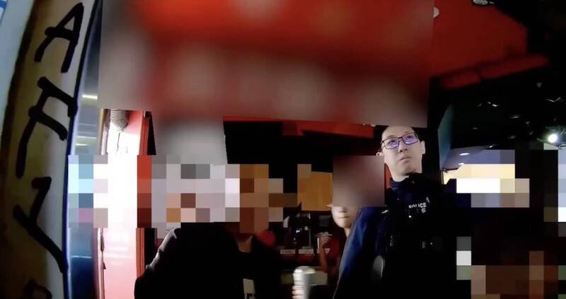 一场「压到脚纠纷」警方到场了解后双方各自离开。（记者刘庆侯翻摄）