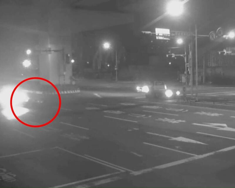 监视器拍下小货车撞机车全程。（记者徐圣伦翻摄）