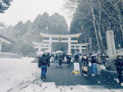 暴雪冰封！日本三峰神社参拜民众130人受困 被迫在当地过夜