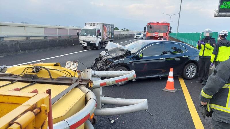 国道5号42公里处南向路段，今天下午发生轿车从后撞上缓撞车，造成车头全毁。（图由警方提供）