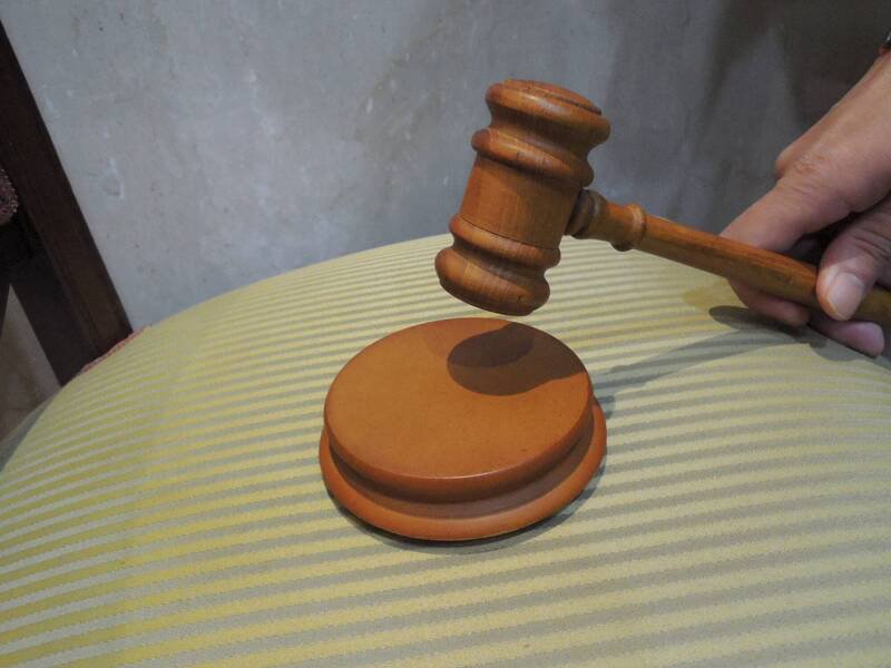 超商店员被控与读国小女友发生1次性行为，他赔60万元，获法院判他1年8月、缓刑5年。（示意图）