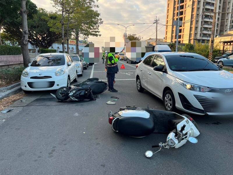 竹南镇永贞路和五谷街口车祸，阿公载孙上学与28岁男撞上。（民众提供）