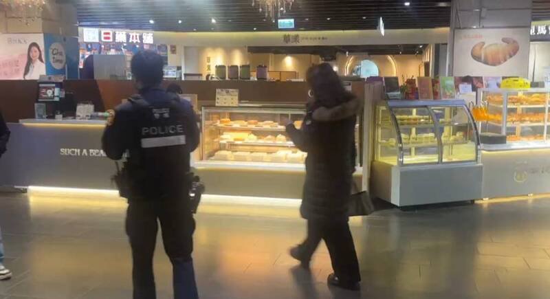 龟山警分局大华派出所加强百货商场巡查。（记者郑淑婷翻摄）