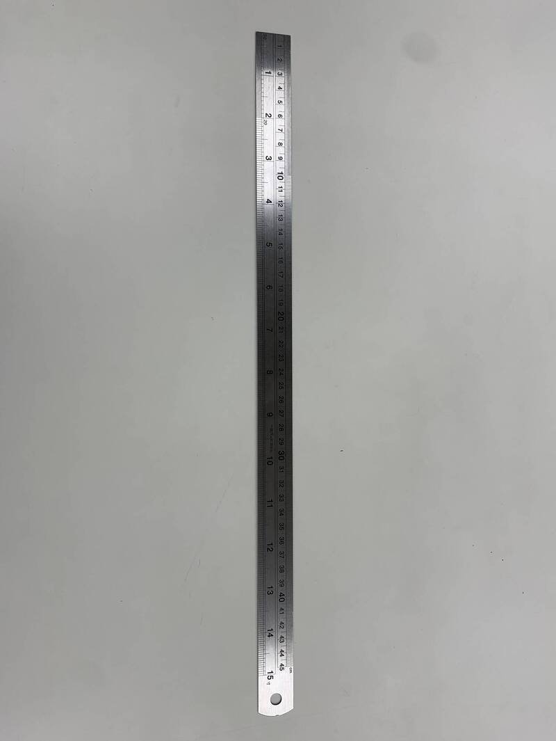 警方访查相关人员并调阅监视器，初步调查该名男子手上拿的是铁尺而非长刀，图片为类似款铁尺。（记者郑淑婷翻摄）