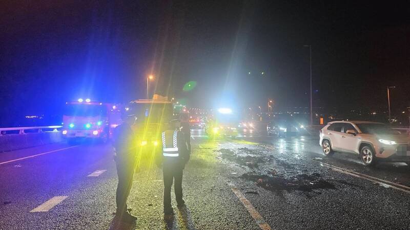 国3北上212公里5车事故，2车烧到全毁。（民众提供）