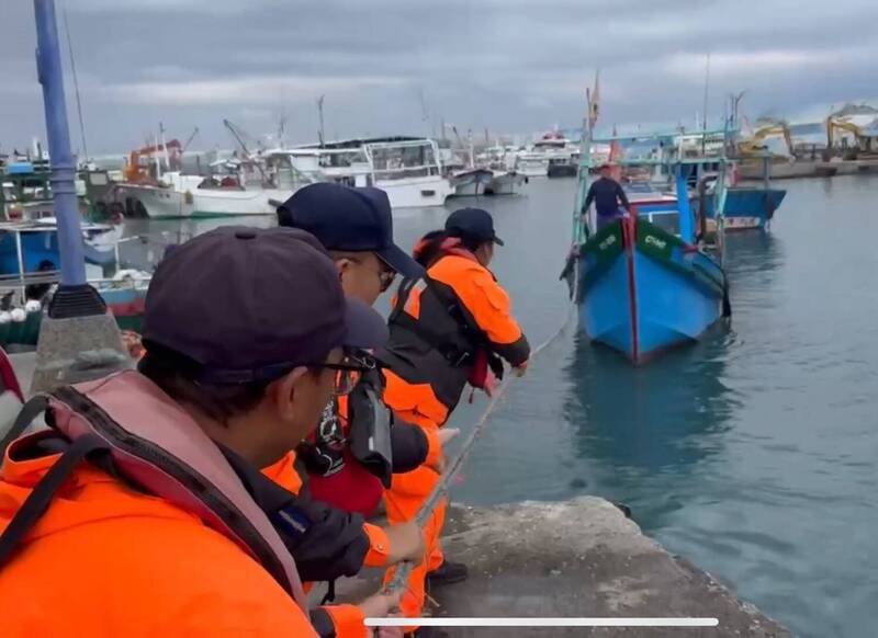 「新宏龙」渔船故障获救返港。（记者黄明堂翻摄）