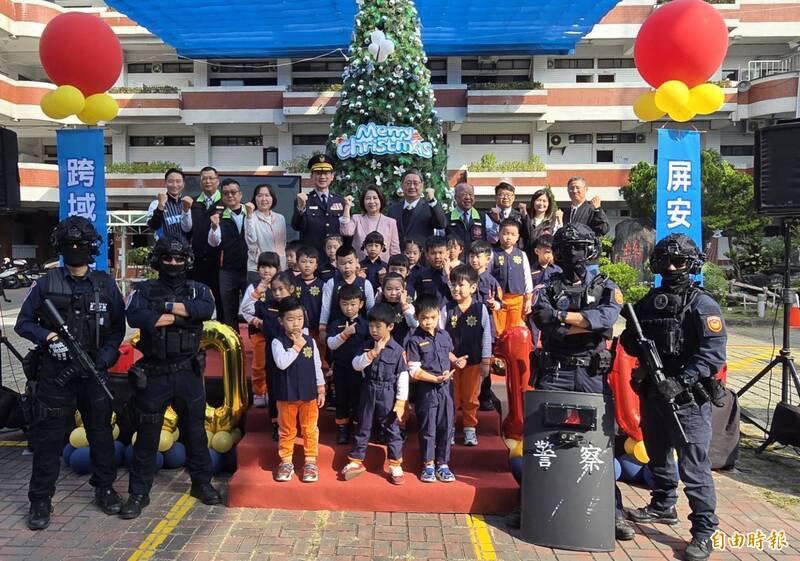 屏东县启动「警勤区、校区、社区」三区共构防诈防暴行动。（记者叶永骞摄）