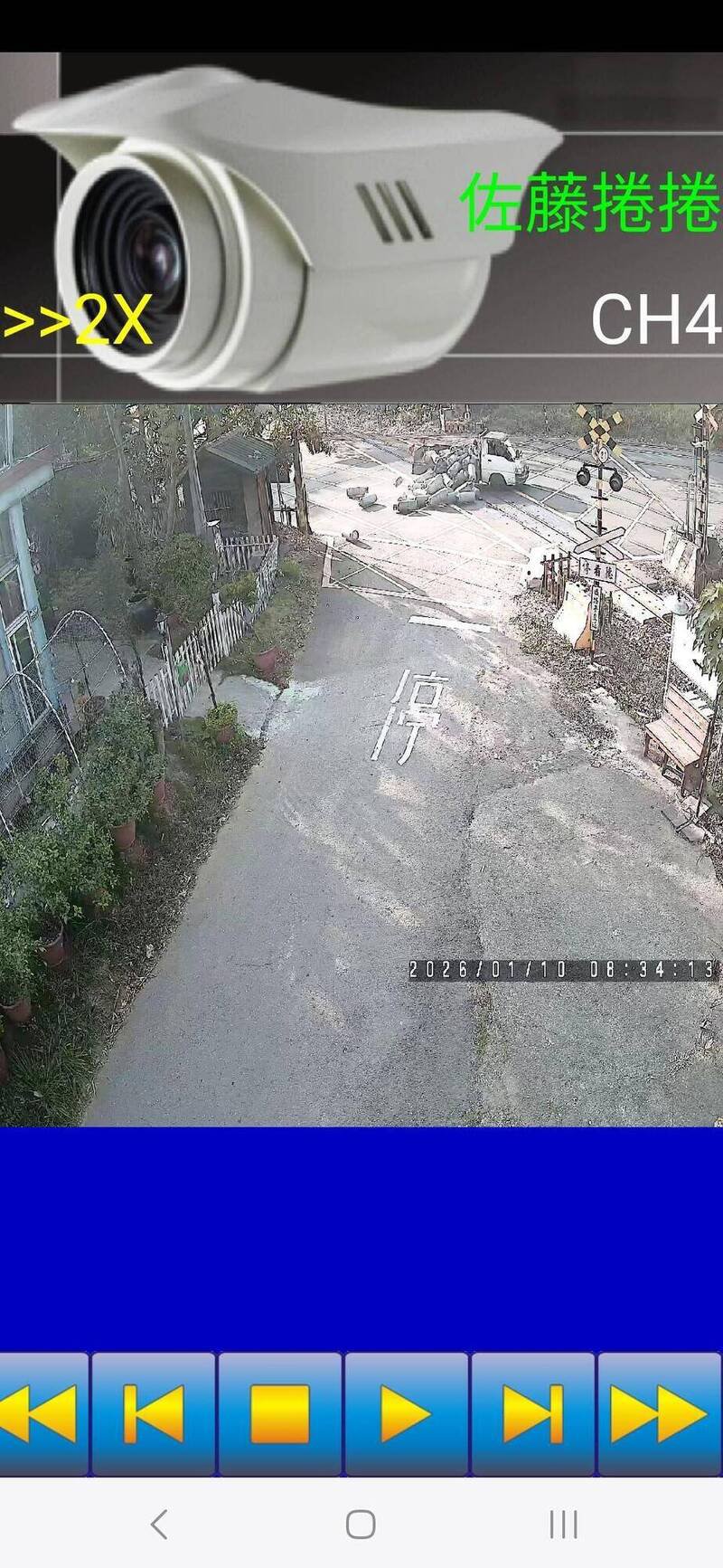 货车上瓦斯桶掉落，在平交道前滚一地。（佐藤卷卷提供）