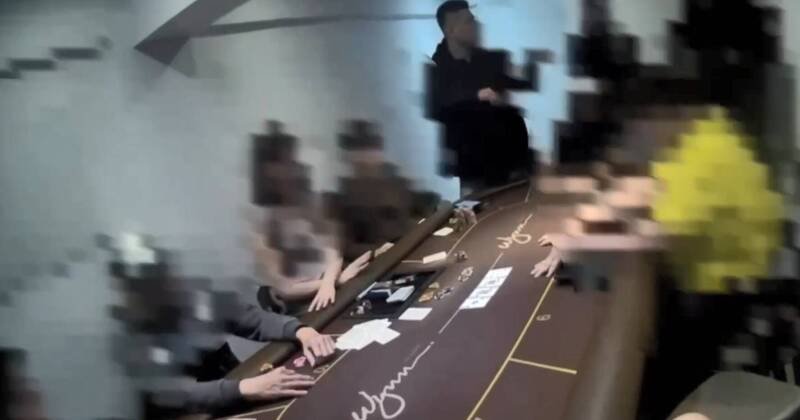 警方上门查缉时喝令在场所有人「不要动」，当场逮捕陈姓场主、女荷官及赌客共9人。（记者陆运锋翻摄）