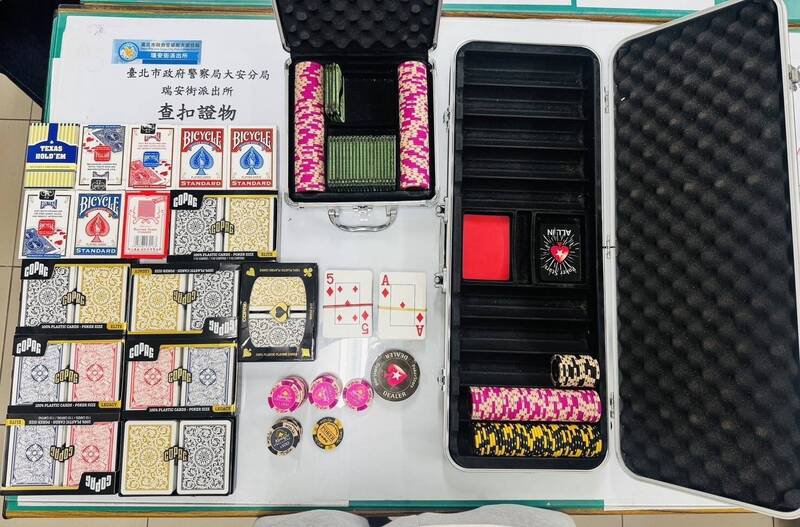 警方查扣赌资、筹码、德州扑克桌及相关赌具等证物。（记者陆运锋翻摄）