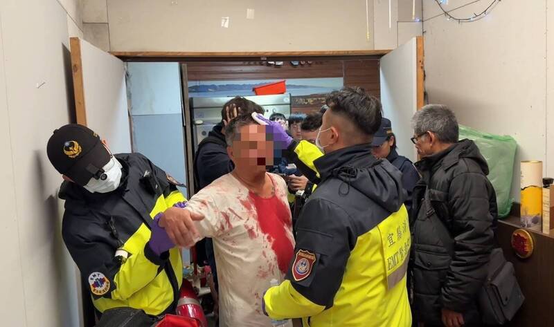 谢男被酒客持皇家礼炮酒瓶砸头，当场血流满面。（民众提供）